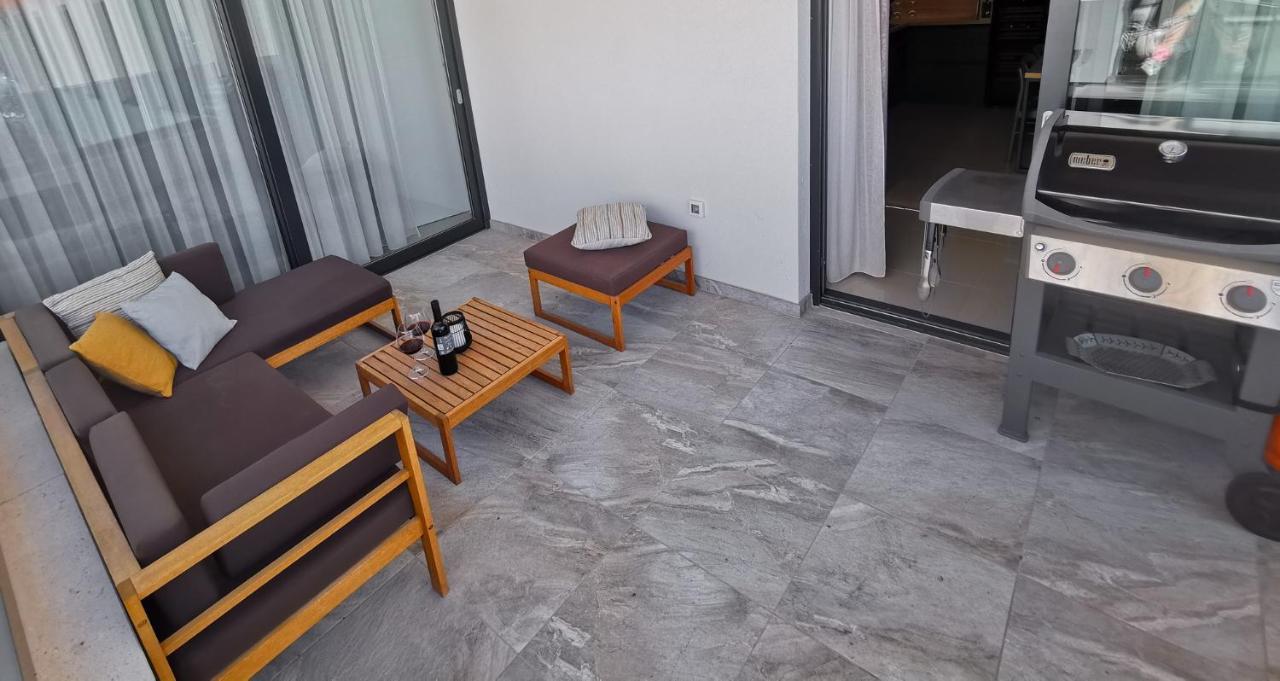 Black Pearl - Luxury Seaside App With Pool & Bbq, Istra