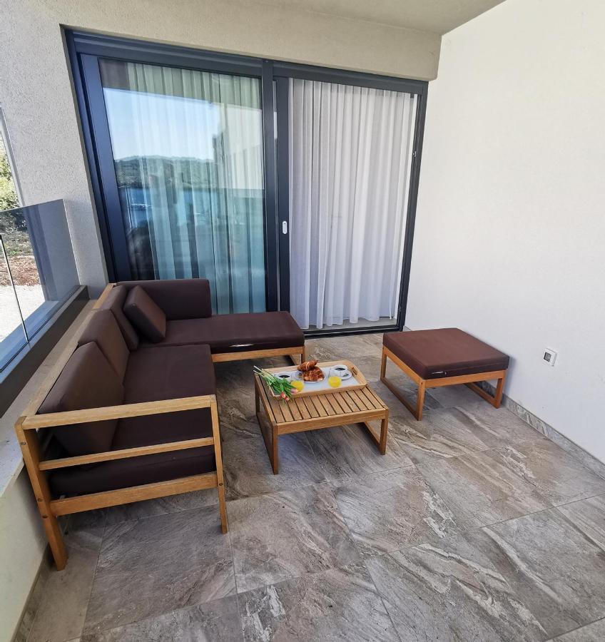 Black Pearl - Luxury Seaside App With Pool & Bbq, Istra *