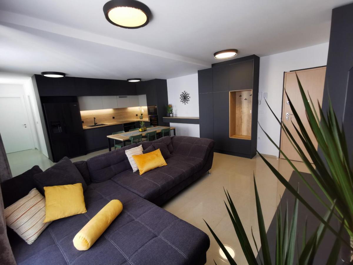 Black Pearl - Luxury Seaside App With Pool & Bbq, Istra