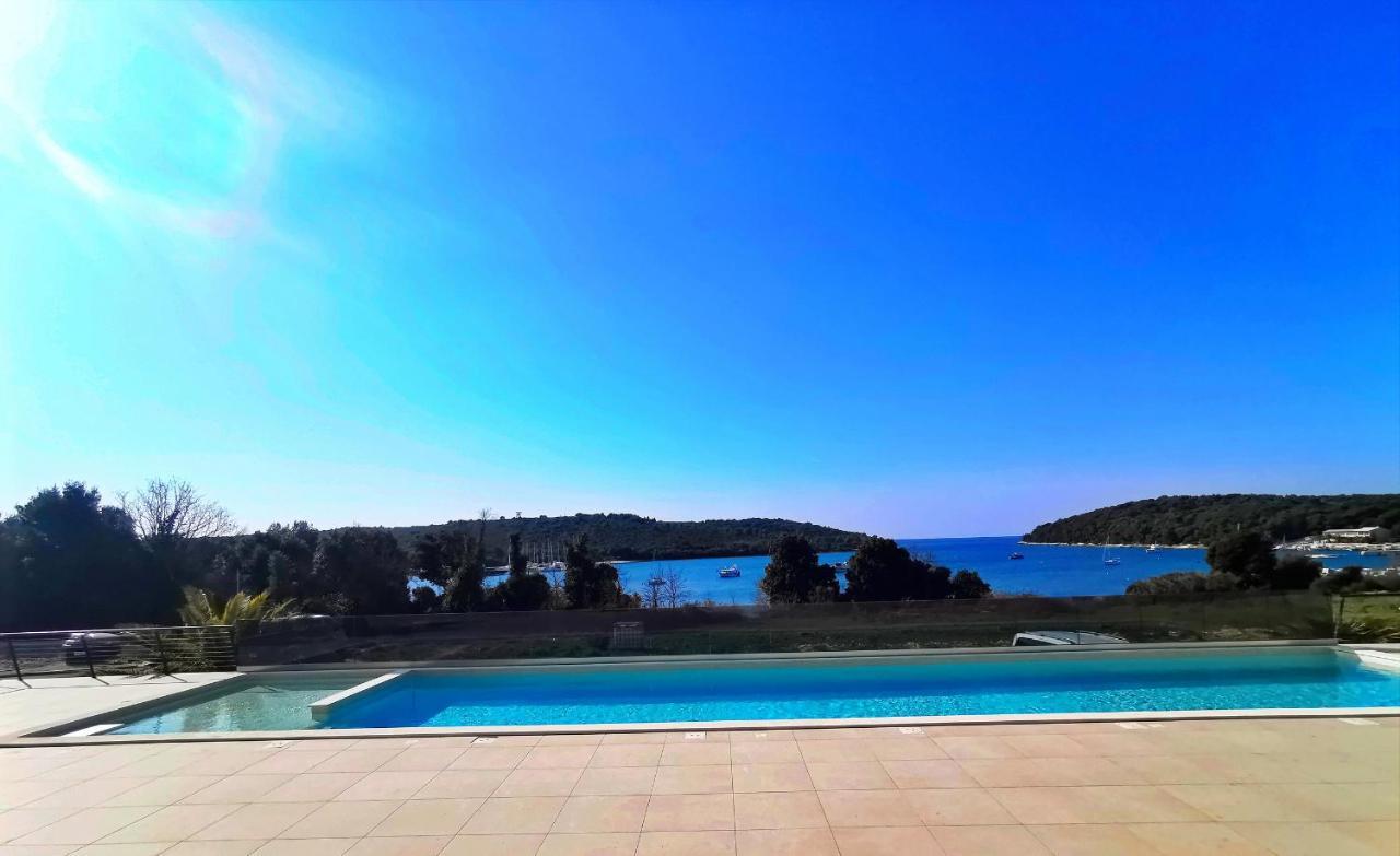 Black Pearl - Luxury Seaside App With Pool & Bbq, Istra Banjole