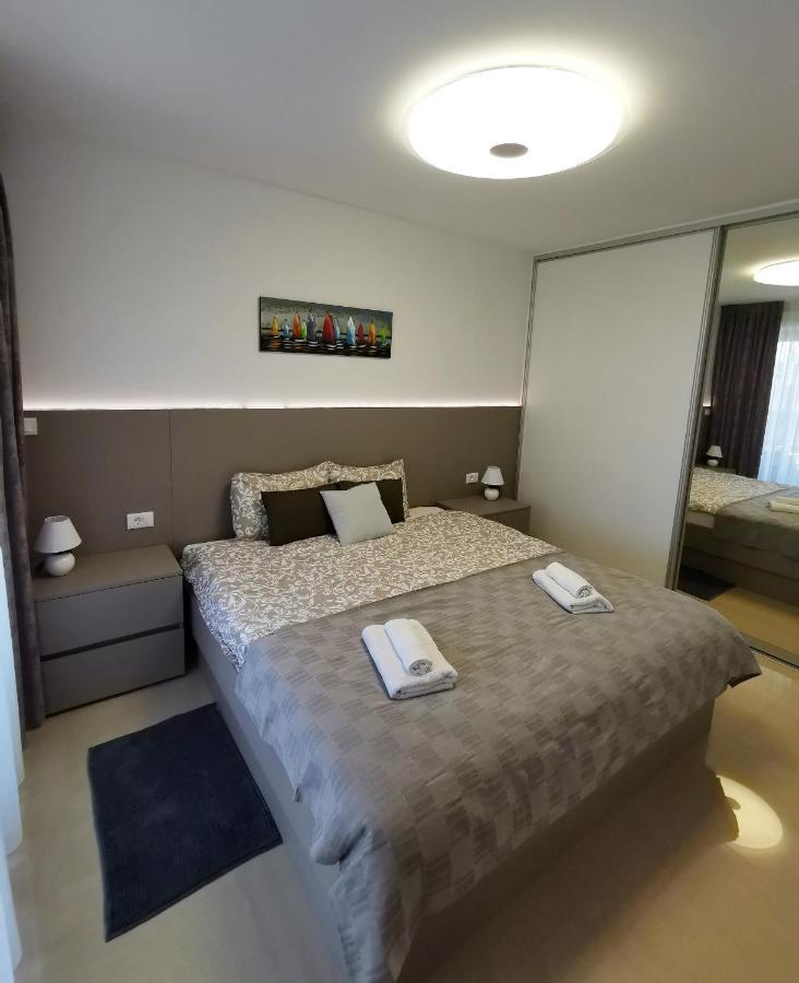 Black Pearl - Luxury Seaside App With Pool & Bbq, Istra *