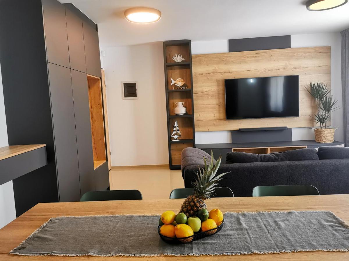 Black Pearl - Luxury Seaside App With Pool & Bbq, Istra Apartment