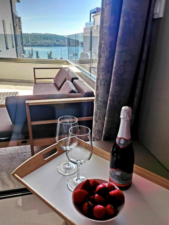 Black Pearl - Luxury Seaside App With Pool & Bbq, Istra